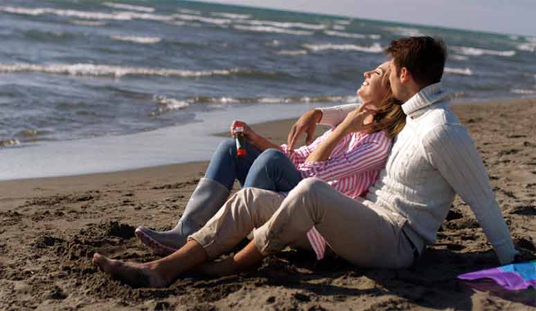 Balade en amoureux au bord de mer en automone