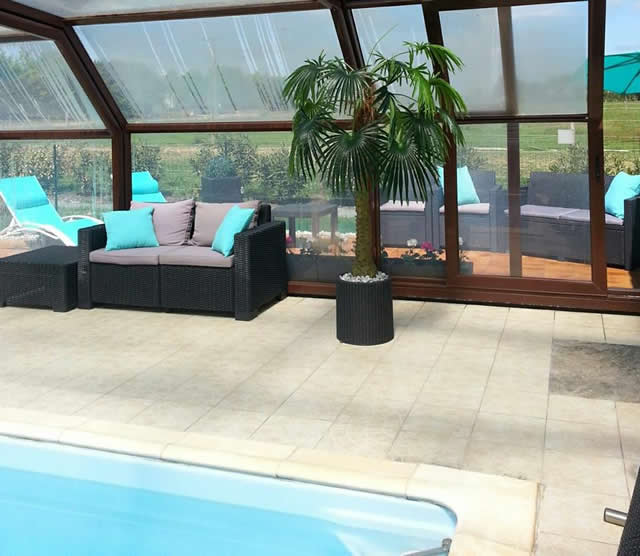 Piscine intérieure chauffée avec une terrasse pour bronzer