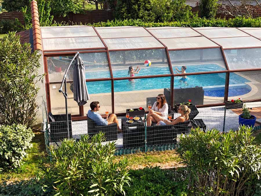 Une famille prend l'apéritif sur la terrasse de la piscine