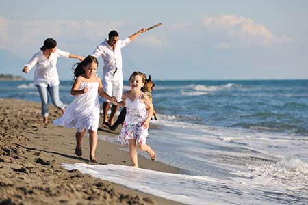 Famille à la plage en vendée en plein été