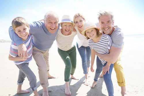 Famille réunie à la plage en Vendée