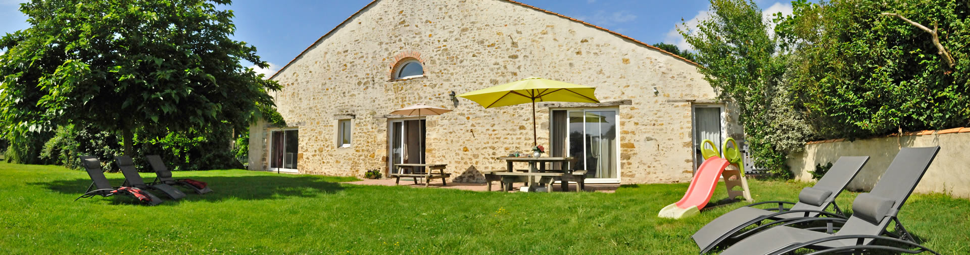 Deux locations de vacances en Vendée à côté de la mer qui peuvent se réunir en un seul grand gîte.