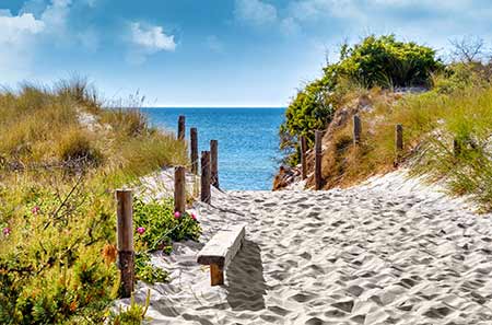 Il est très agréable de se promener à la plage sous le soleil du printemps